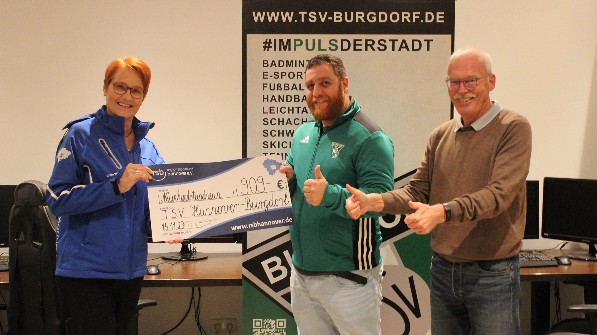 RSB-Vorstand (Vereinsentwicklung), Dagmar Ernst, überreicht den TSV Burgdorf-Vertretern Hüseyin Sevim (Schiedsrichterobmann Fußball) und Klaus Mengers (2. Vorsitzende) einen Scheck in Höhe von 909 € aus dem Sondertopf „Besondere Bezuschussung“