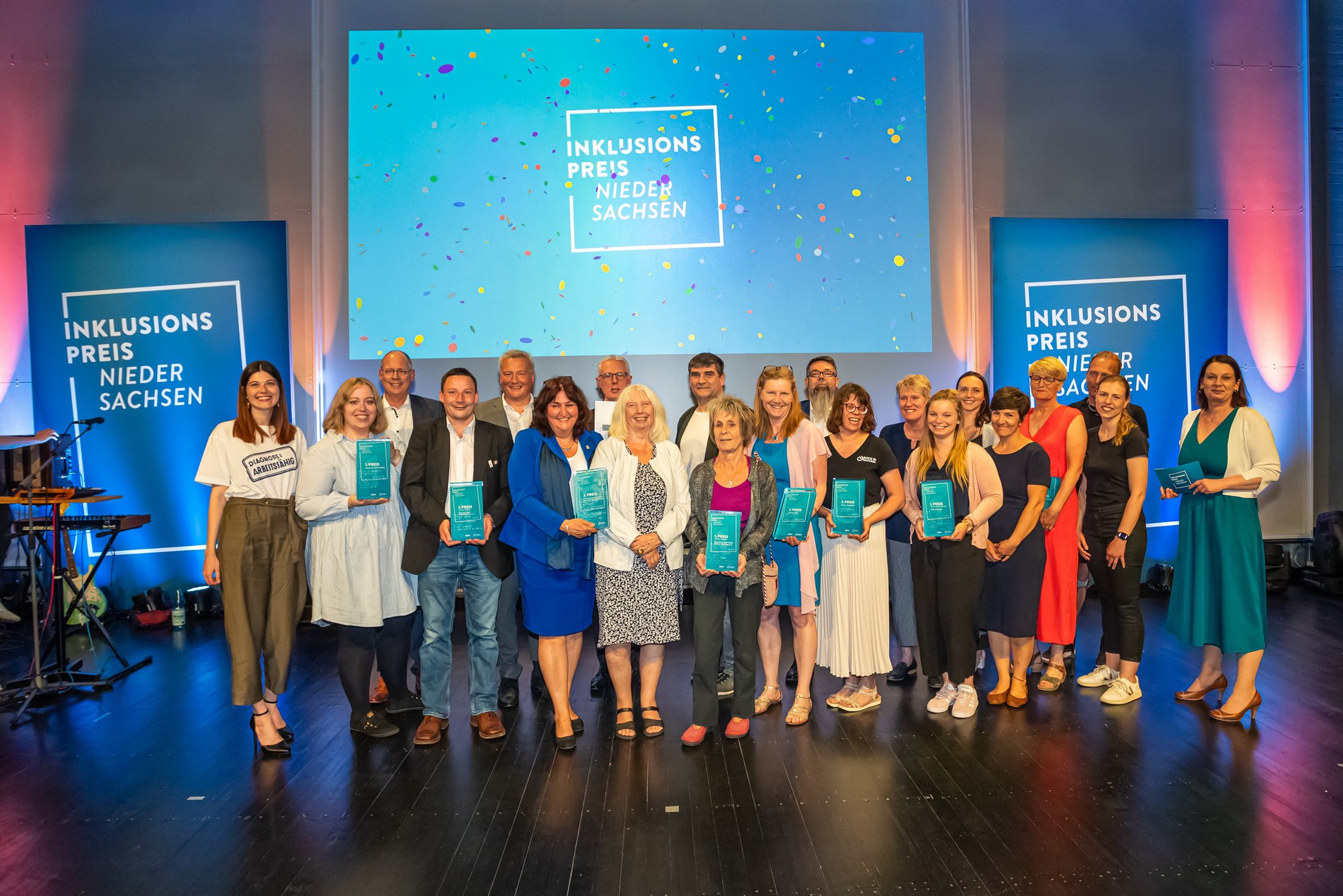 Gruppenbild aller Preisträger:innen des Inklusionspreises Niedersachsen 2023