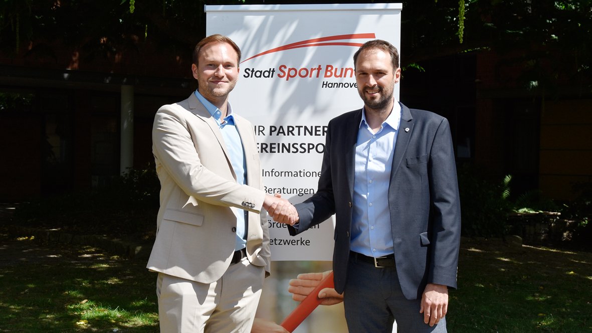 Der neue SSB-Geschäftsführer Sebastian Pook mit seinem Präsidenten Benjamin Chatton 