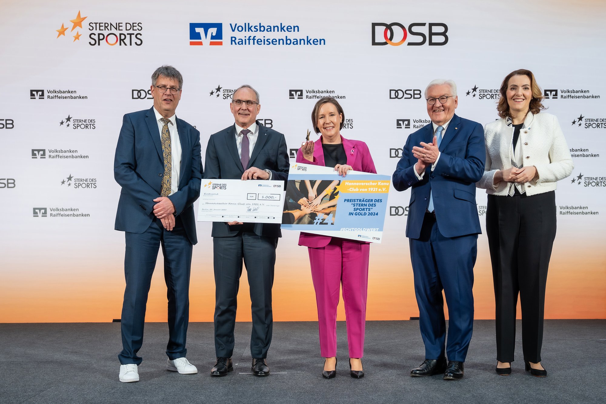 Thomas Weikert (DOSB), Jürgen Wache, Nicola Jahnke-Sieche, Bundespräsident Frank-Walter Steinmeier und Marija Kolak (BVR) bei der Preisverleihung in Berlin Bildquelle: © BVR / DOSB Fotografen: Marius Schwarz, Christian Lietzmann