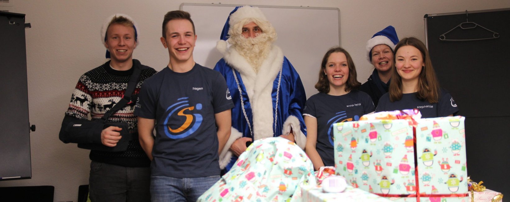 Gruppenfoto Jugendausschuss mit gepackten Weihnachtsgeschenken