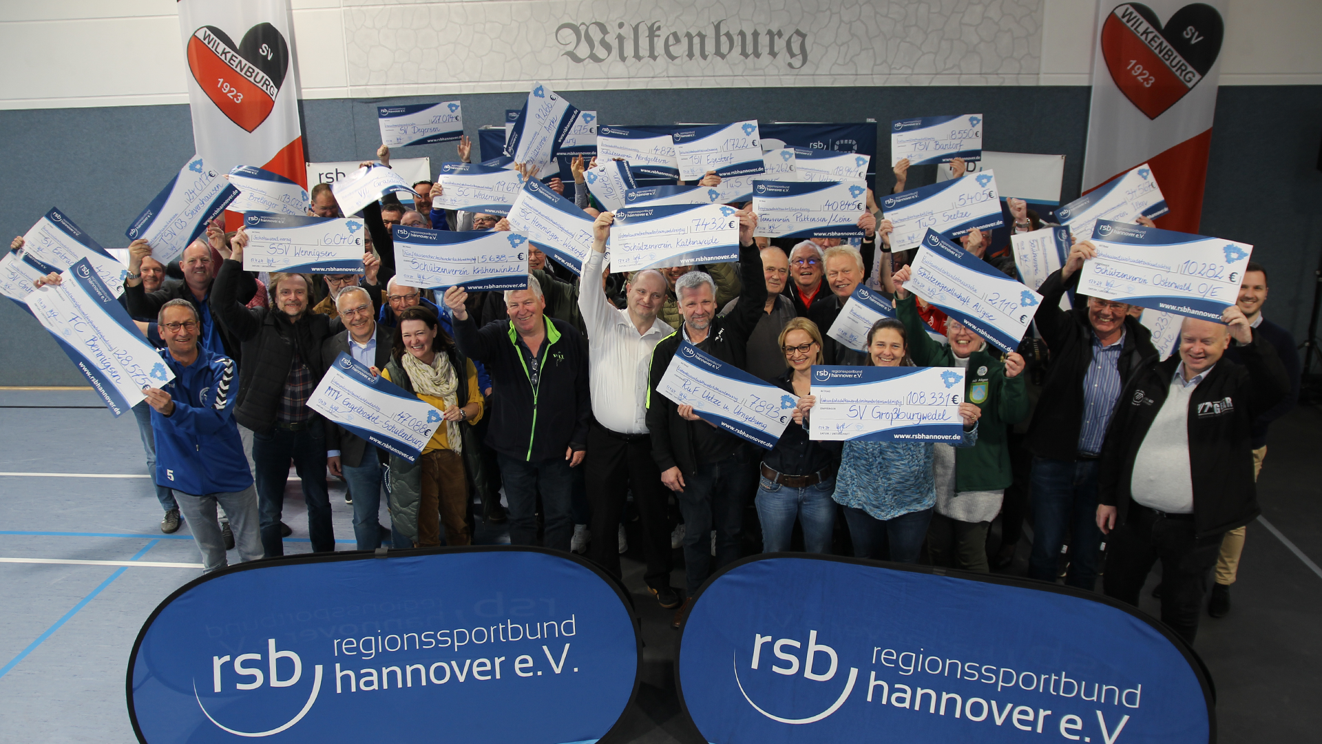 Gruppenbild aller Vereinsvertrenten bei der Sportstättenbau-Scheckübergabe 2024